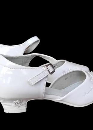 Білі лакові туфлі для дівчинки на підборах танцювальні 34 35 36 374 фото