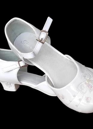 Білі лакові туфлі для дівчинки на підборах танцювальні 34 35 36 375 фото