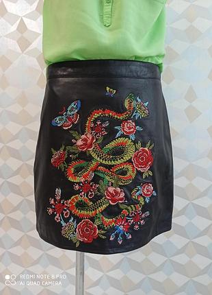 Стильная кожаная юбка мини с вышивкой,юбка  с вышитыми розами