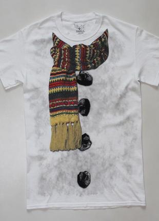 Интересная футболка с принтом шарфа