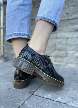 Темные закрытые туфли на шнурках с золотистым отливом5 фото