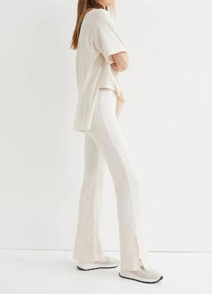 H&amp;m базовые трикотажные вязаные широкие брюки в рубчик палаццо клешь с разрезами на высокой посадке белые молочные l xl xxl