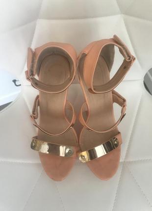 Босоножки на танкетке