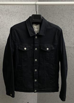 Чорна джинсова куртка від бренда jack&amp;jones