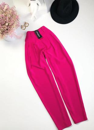 Яскраво-рожеві штани фуксія