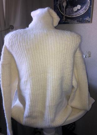 Білий пухнастий з високим горлом светр2 фото