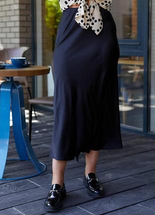 Женская черная шелковая юбка миди длинная большого размера батал 48-62 ниже колен с резинкой на талии5 фото