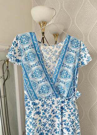Длинное платье на запах в голубом и белом цветах размера м4 фото