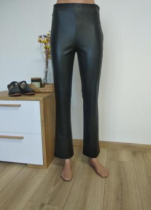 Zara черные базовые повседневные кожаные классические прямые брюки трубы мом леггинсы на высокой посадке эко кожа s xs m5 фото