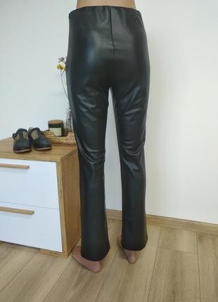 Zara черные базовые повседневные кожаные классические прямые брюки трубы мом леггинсы на высокой посадке эко кожа s xs m7 фото