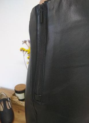 Zara черные базовые повседневные кожаные классические прямые брюки трубы мом леггинсы на высокой посадке эко кожа s xs m8 фото