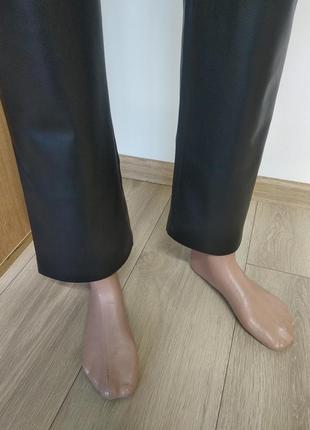Zara черные базовые повседневные кожаные классические прямые брюки трубы мом леггинсы на высокой посадке эко кожа s xs m9 фото