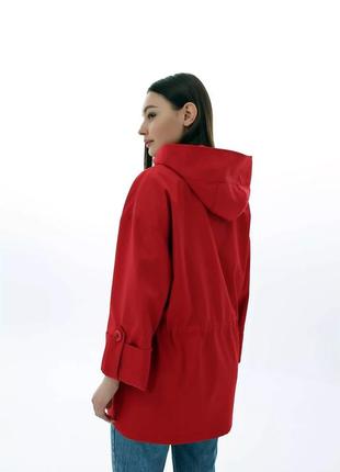 Яркая женская весенняя куртка парка красного цвета2 фото