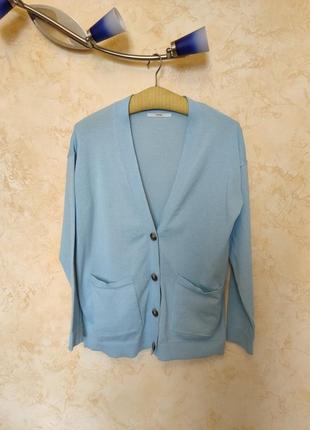 Красивый кардиган на пуговицах голубого цвета
