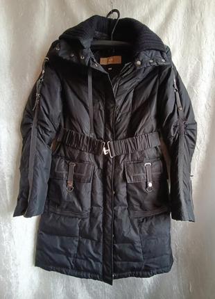 Тепленьке жіноче (дівоче) пальто  
невеликий розмір .колір чорний.
пальто б/у в задовільному стані
