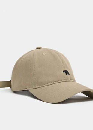 Бежевая кепка с нашивкой