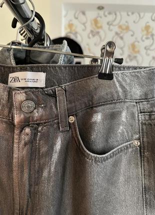 Джинсы zara straight mid-rise jeans with foil detail прямые уровни металлизированные средняя посадка5 фото