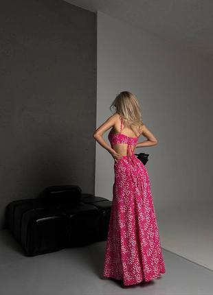 Платье в длине макси с двумя разрезами на ножке в цветочный принт на бретельках свободного кроя розовая черная стильная качественная5 фото