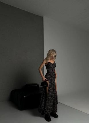 Платье в длине макси с двумя разрезами на ножке в цветочный принт на бретельках свободного кроя розовая черная стильная качественная9 фото