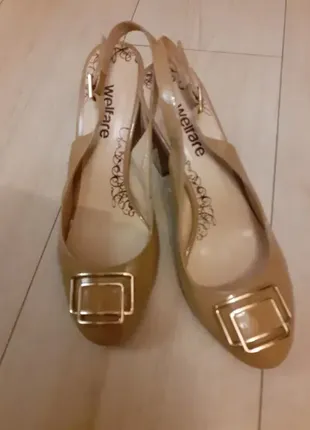 Бежевые шикарные туфли босоножки welfare лаковая кожа, 37 р.