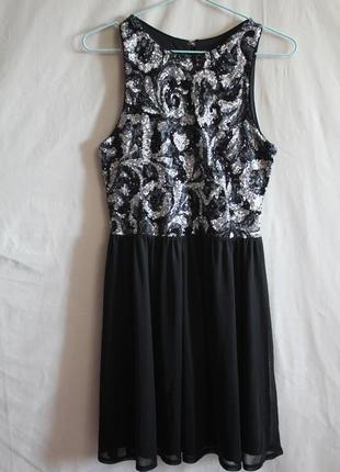 Короткое платье с расшитым пайетками верхом1 фото