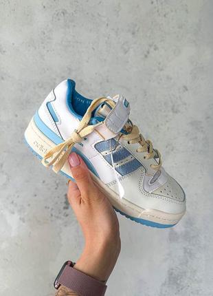 Замечательные женские кроссовки adidas forum low white blue premium белые с голубым