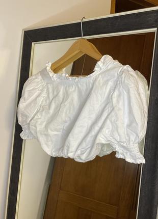 Белая укороченная блуза размер m-l имеет завязки, рукава фонарики4 фото