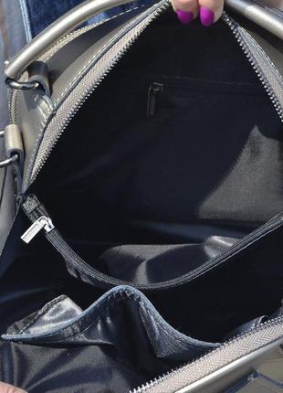 Небольшая женская кожаная сумка с ремнем на плечо и короткой ручкой серебристая9 фото