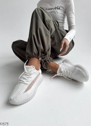 Удобные и практичные белые кроссовки