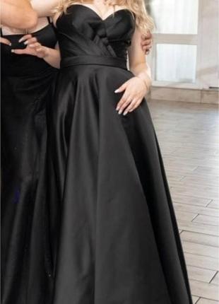 Чорна атласга сукня з корсетом rozmarini на випускний