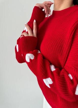 Женский вязаный свитер с сердечками на рукавах3 фото