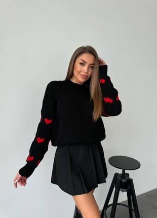 Женский вязаный свитер с сердечками на рукавах2 фото