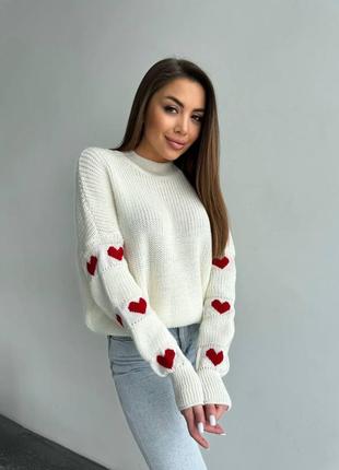 Женский вязаный свитер с сердечками на рукавах