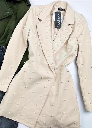 Бежевое платье пиджак с жемчужинами