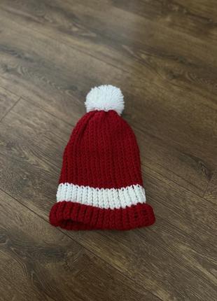 Нова червона шапка зі смужкою з помпоном