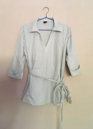 Легкая серая блуза с поясом
