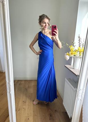 Синее платье плиссе открытое плечо1 фото