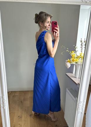 Синее платье плиссе открытое плечо2 фото
