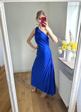 Синее платье плиссе открытое плечо4 фото