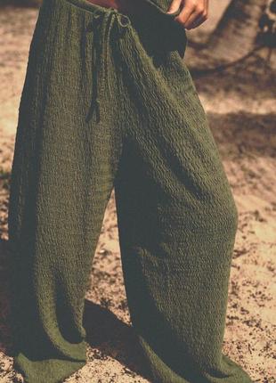 Фактурные объемные зеленые брюки zara new