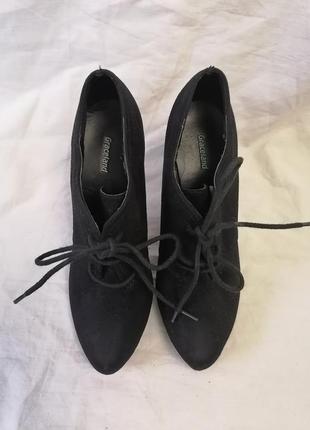 Чорні жіночі туфлі, ботильйони на каблуку та шнурівці3 фото