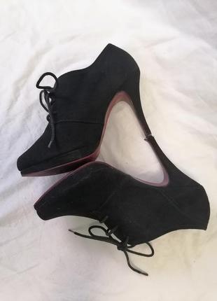 Чорні жіночі туфлі, ботильйони на каблуку та шнурівці4 фото
