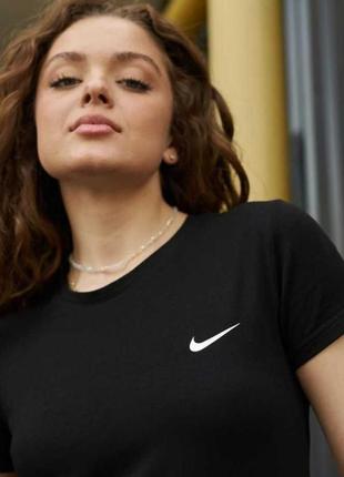 Футболка жіноча nike чорна