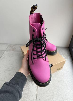 Сапоги dr. martens розовые4 фото