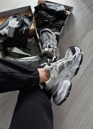 Круті жіночі та чоловічі масивні кросівки у стилі balenciaga cargo sneaker in white grey сіро-бежеві4 фото