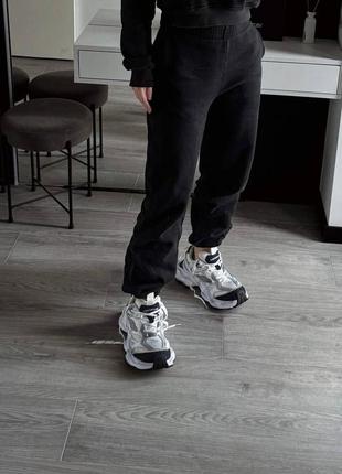Круті жіночі та чоловічі масивні кросівки у стилі balenciaga cargo sneaker in white grey сіро-бежеві5 фото