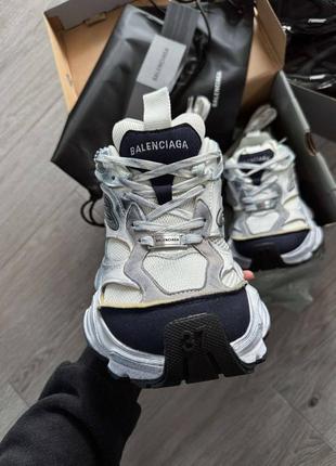 Крутые женские и мужские массивные кроссовки в стиле balenciaga cargo sneaker in white grey белые7 фото