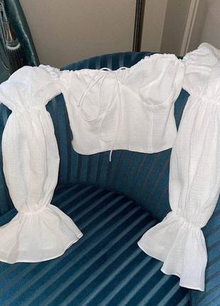 Блуза блузка рубашка короткая топ укороченная женская базовая нарядная праздничная повседневная с открытым плечами белая голубая лиловая розовая10 фото
