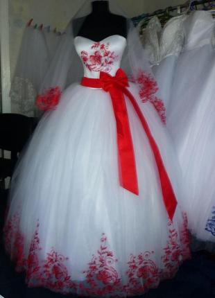 Весельное платье в украинском стиле с красной вышивкой