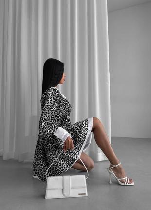 Платье женская короткая мини нарядная базовая повседневная черная коричневая с рукавом с белым воротничком леопардовая демисезонная весенняя свободная оверсайз3 фото